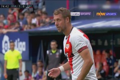 队长降薪坚守，延期支付显忠诚：球队逆境中的团队精神之光